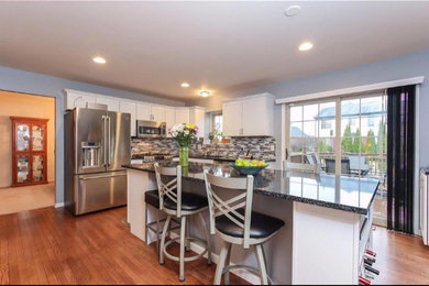 Kitchen - transitional kitchen idea in Detroit