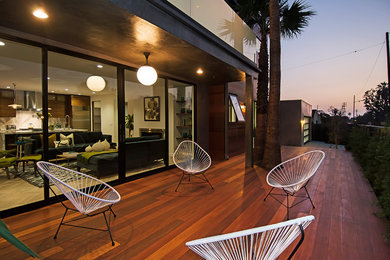 Mid-sized contemporary courtyard deck in Los Angeles with no cover.