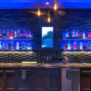 オースティンのサンタフェスタイルのおしゃれなホームバーの写真