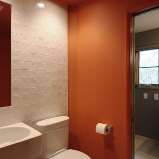 Immagine di una stanza da bagno minimalista di medie dimensioni con piastrelle bianche e pareti arancioni