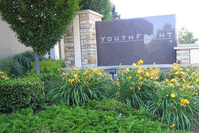 Design ideas for a traditional landscaping in Kansas City.