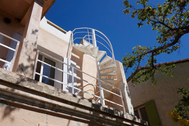 Cette image montre un escalier design avec un garde-corps en métal.
