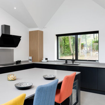 Contemporary & Expansive Handleless Flat Slab Kitchen