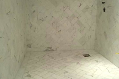 ニューヨークにあるコンテンポラリースタイルのおしゃれな浴室 (オープン型シャワー、白い壁、大理石の床) の写真