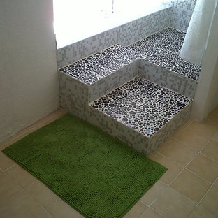 Foto di una piccola stanza da bagno con doccia minimalista con vasca idromassaggio, doccia aperta, piastrelle multicolore, piastrelle in ceramica e pavimento in terracotta