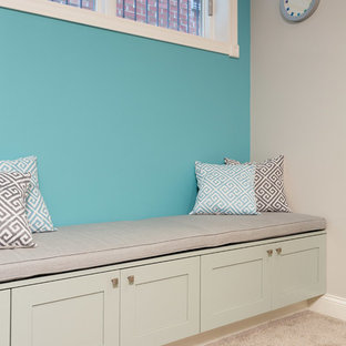 Imagen de sótano con ventanas contemporáneo, de tamaño medio, sin chimenea, con paredes azules y suelo de madera clara