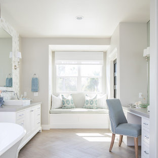 Maritime Badezimmer mit hellem Holzboden Ideen, Design & Bilder