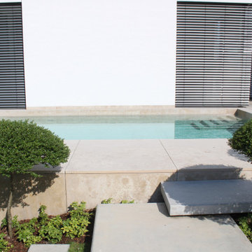 Infinity Pool 7,5 x 4,0 x 1,5 m mit großen Fliesen und Rollladenschacht im Boden
