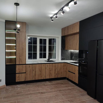Угловая кухня в черном и коричневом цвете с витриной и подсветкой