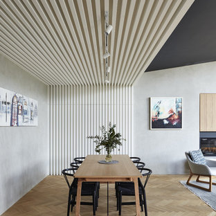 アデレードの中サイズのコンテンポラリースタイルのLDKの画像 (グレーの壁、淡色無垢フローリング)