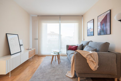 Ejemplo de salón moderno pequeño con paredes beige y suelo de madera en tonos medios