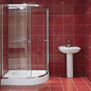 Foto de cuarto de baño de tamaño medio con baldosas y/o azulejos rojos y paredes rojas