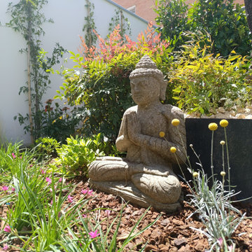 Jardín residencial con plantación natural y césped en Pozuelo de Alarcón