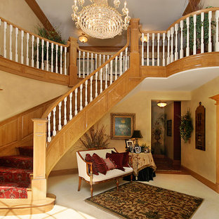 На фото: со средним бюджетом большие фойе в классическом стиле с бежевыми стенами и полом из травертина