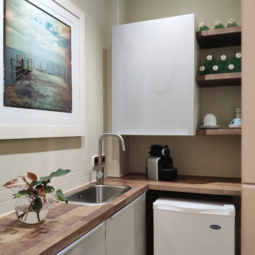 Cocina reformada, de estilo mid-century moderna y limpieza de decoración