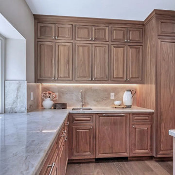 Natural Harmony – Walnut Cabinetry with Soft Veined Stone
