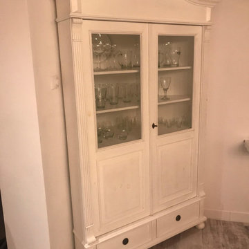 Eckvitrine im Landhausstil
