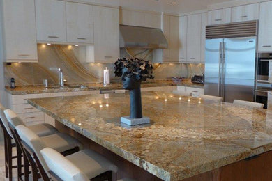 Kitchen - modern kitchen idea in Austin