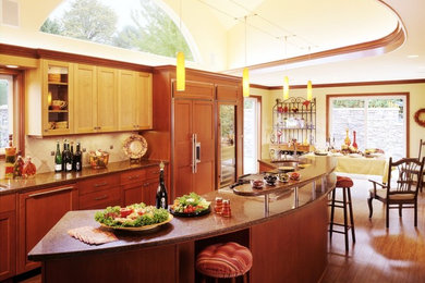 Design ideas for an expansive eclectic l-shaped eat-in kitchen in Portland with an undermount sink, recessed-panel cabinets, medium wood cabinets, quartz benchtops, beige splashback, porcelain splashback, stainless steel appliances, with island, vinyl floors, brown floor and multi-coloured benchtop.