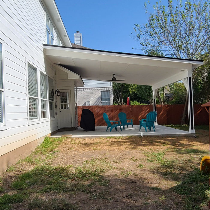 Example of a mid-century modern home design design in Austin