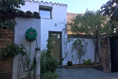 マドリードにある北欧スタイルのおしゃれな家の外観の写真