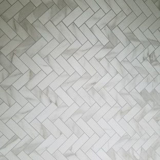 Immagine di una stanza da bagno padronale moderna di medie dimensioni con ante con bugna sagomata, ante verdi, vasca ad alcova, vasca/doccia, WC a due pezzi, piastrelle bianche, piastrelle in gres porcellanato, pareti beige, pavimento in gres porcellanato, lavabo sottopiano, top in quarzo composito, pavimento bianco, doccia aperta e top bianco