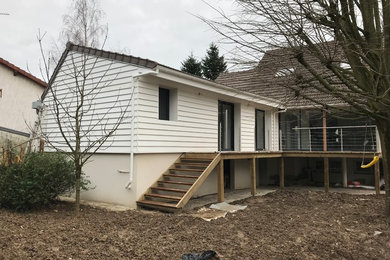 Idées déco pour une façade de maison de ville blanche moderne en bois de taille moyenne et à un étage avec un toit à deux pans et un toit en tuile.