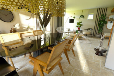 Aménagement d'une salle à manger ouverte sur le salon campagne de taille moyenne avec un mur beige, un sol en calcaire, aucune cheminée et un sol beige.