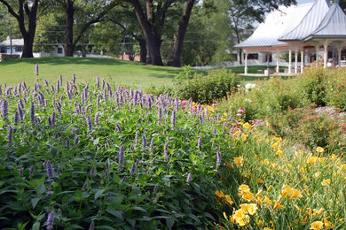 Inspiration for a traditional landscaping in Minneapolis.