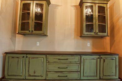 Kitchen - traditional kitchen idea in Orlando