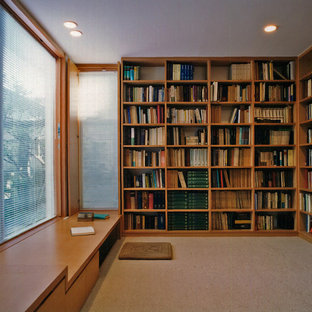 東京23区のモダンスタイルのおしゃれなホームオフィス・仕事部屋 (カーペット敷き、造り付け机、茶色い床、ライブラリー、暖炉なし) の写真