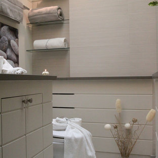 Cette photo montre une douche en alcôve principale tendance de taille moyenne avec un placard en trompe-l'oeil, des portes de placard grises, un WC à poser, un mur gris, un sol en galet, un lavabo encastré et un plan de toilette en acier inoxydable.