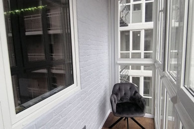 На фото: балкон и лоджия среднего размера в современном стиле в квартире с