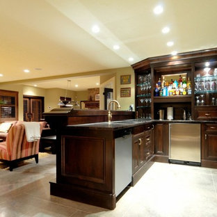 Modelo de sótano con puerta exótico, grande, con paredes beige, suelo de baldosas de porcelana y suelo gris