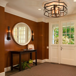 Idéer för en eklektisk foajé, med bruna väggar, en tvådelad stalldörr, en vit dörr och linoleumgolv