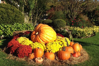 Design ideas for a mid-sized traditional partial sun front yard mulch landscaping in New York.
