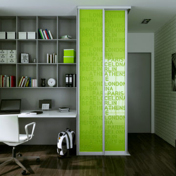 Jugendzimmer mit integriertem Schreibtisch, Schiebetürenschrank und Bett.