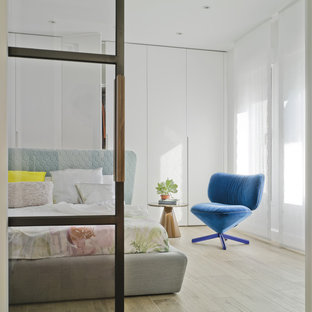 Foto de dormitorio principal, actual, con paredes blancas, suelo de madera clara y suelo beige