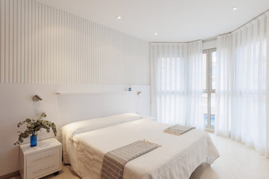 Diseño de dormitorio principal mediterráneo pequeño con paredes blancas, suelo de baldosas de cerámica y suelo beige