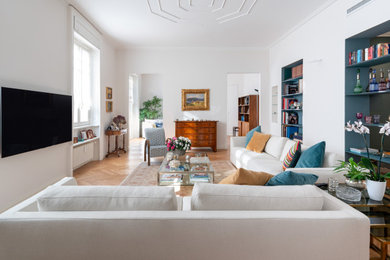 Foto di un ampio soggiorno classico aperto con sala formale, pareti bianche, parquet chiaro, TV a parete, pavimento beige e con abbinamento di mobili antichi e moderni