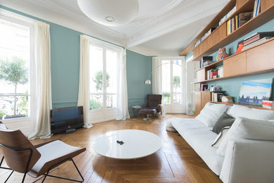 This is an example of a contemporary family room in Paris.