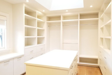 Transitional closet photo in Toronto
