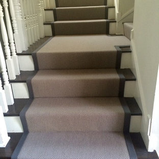 Diseño de escalera en L, tradicional renovada, de tamaño medio, con escalones de madera y contrahuellas de madera