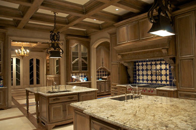 Kitchen - traditional kitchen idea in Miami