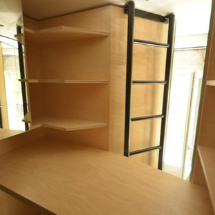 パリの小さいモダンスタイルのおしゃれな書斎 (ベージュの壁、セラミックタイルの床、暖炉なし、造り付け机、青い床) の写真