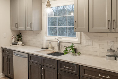 Country home design photo in Milwaukee