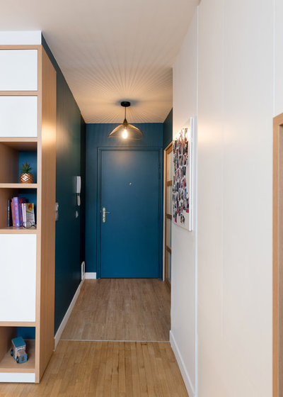 Современный Прихожая by ATMOSPH&Egrave;RES DESIGN