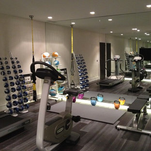 グロスタシャーの中サイズのコンテンポラリースタイルのおしゃれな多目的ジム (ベージュの壁、塗装フローリング、グレーの床) の写真