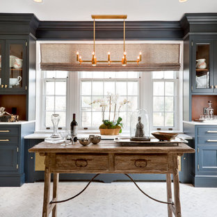 Пример оригинального дизайна интерьера: маленькая параллельная кухня в классическом стиле с синими фасадами, мраморной столешницей, техникой под мебельный фасад и мраморным полом