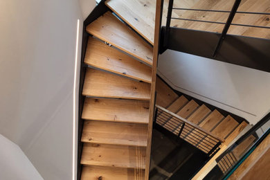 Mittelgroße Industrial Holztreppe in L-Form mit Stahlgeländer in Sonstige